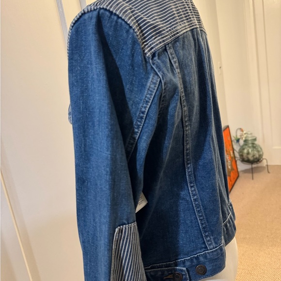 Gap Blue Lightweight Denim Jacket with Pointed Collar and Standard Fit - Picture 6 of 10